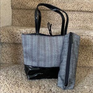 🆕 Estée Lauder Cosmetic bag and mini bag to match